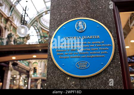 Plaque bleue Civic Trust sur Cross Arcade, dans la zone commerçante Victoria Quarter de Leeds. Plaque marque son ouverture en 1900 et l'architecte Frank Matcham. Banque D'Images