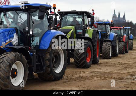 Prague, République tchèque. 7 mars 2024. Des agriculteurs tchèques discutent à côté de leurs tracteurs bloquant partiellement une route lors d'une manifestation d'agriculteurs à Prague, en République tchèque. Les principaux griefs des agriculteurs tchèques sont la hausse des coûts de production, l'augmentation des taxes, des règles environnementales excessives (avec un désagrément particulier pour le Green Deal de l'UE), une bureaucratie accrue et l'émergence récente d'importations bon marché. (Crédit image : © Slavek Ruta/ZUMA Press Wire) USAGE ÉDITORIAL SEULEMENT! Non destiné à UN USAGE commercial ! Banque D'Images