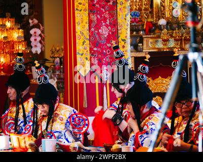 Moines bouddhistes tibétains participant à une cérémonie colorée au monastère Karma Triyana Dharmachakra à Woodstock, New York, États-Unis. Banque D'Images