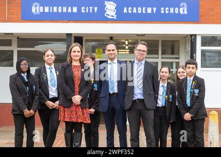 Birmingham, Royaume-Uni. 7 mars 2024. Balhaam Wood Academy à Frankley, Birmingham, Royaume-Uni, célèbre avoir obtenu son premier statut de « bon » Ofsted en 18 ans après avoir rejoint la prestigieuse King Edward VI Foundation Birmingham en 2019. Damian McGarvey, directeur général de Kind Edwards et directeur de l'éducation Jodh Dhesi et Julie Waddington sont photographiés avec certains de ses élèves. Les écoles King Edward VI de Birmingham sont connues à l'échelle nationale pour leur culture de l'érudition étayée par une pastorale sensible. M. McGarvey a commenté : « notre communauté locale a une école solide dont elle peut être fière à juste titre. » Credi Banque D'Images