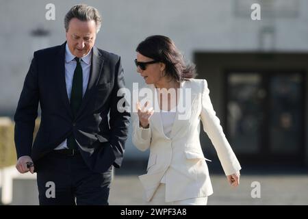 Berlin, Allemagne. 07 mars 2024. La ministre des Affaires étrangères Annalena Baerbock (Alliance 90/les Verts, R) et son homologue britannique David Cameron interviennent lors d’une réunion du deuxième dialogue stratégique germano-britannique sur le toit-terrasse du ministère des Affaires étrangères. Crédit : Markus Schreiber/Pool AP/AP/dpa/Alamy Live News Banque D'Images