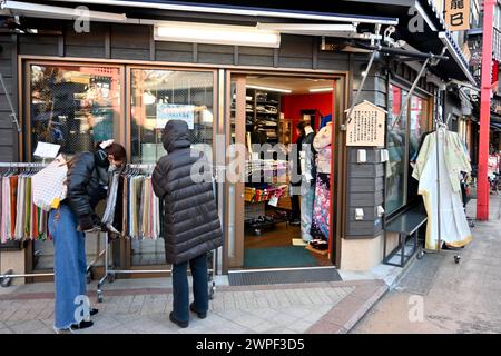 Un magasin de kimonos vintage à Asakusa, Tokyo, Japon – 27 février 2024 Banque D'Images