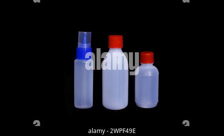 Bouteilles de liquide isolées sur fond noir. Bleu et rouge Banque D'Images