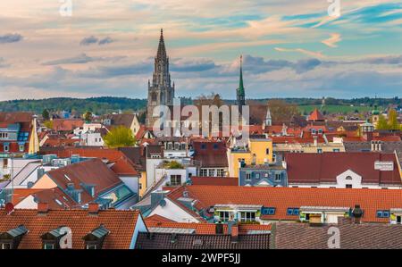 Magnifique belvédère de la tour néo-gothique de la célèbre Cathédrale de Constance qui se distingue parmi les maisons de la vieille ville de Constance (Constance),... Banque D'Images