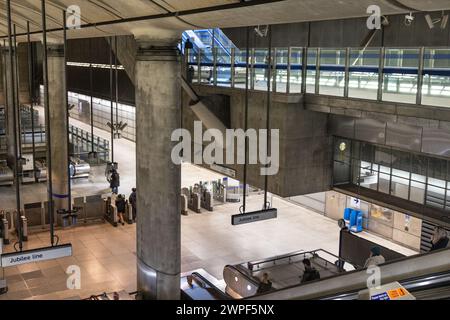 Station de métro Canary Wharf, vue grand angle de la salle de billetterie moderne et l'intérieur du métro et du métro intérieur, Londres, Angleterre, Royaume-Uni Banque D'Images