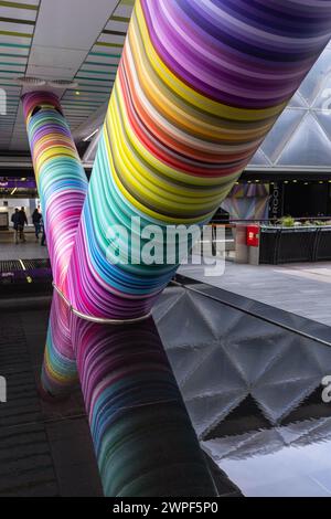 Click Your Heels Together Three Times, 2023 Pride installation par Adam Nathanial Furman, Canary Wharf, Londres, Royaume-Uni Banque D'Images