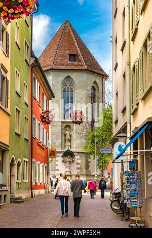 Superbe vue sur la rue Zollernstraße menant à l'abside de préparées Stephan, ancienne collégiale et église paroissiale dans la vieille ville de Constance. Banque D'Images