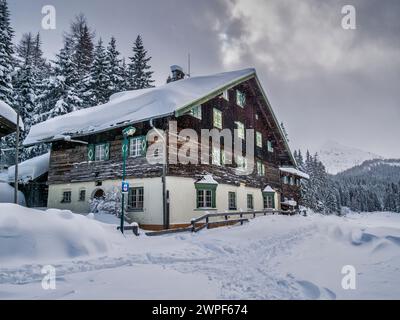 Cette image de neige hivernale est de l'Obernberger See Alm situé près du lac Obernberger See à la tête de la vallée d'Obernbergtal dans le Tyrol autrichien Banque D'Images