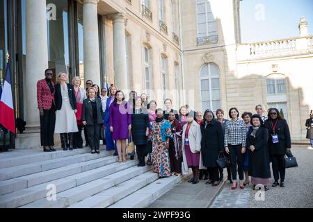 Participantes au Sommet des femmes Présidents des assemblées parlementaires (G-d) Tulia Ackson de Tanzanie, Yael Braun Pivet de France, Lindilla Nikolla d'Albanie, Barbel Bas d'Allemagne, Marcela Guerra Castillo du Mexique, Francina Armengol Socias d'Espagne, Celmira de Almeida do Sacramento de Sao Tomé-et-Prince, Catherine Gomezgani Hara du Malawi, Christine Harijaona Razanamahosa de Madagascar, Tangariki Reete de Kiribati, Esperanca Bias du Mozambique, Marketa Pekarova de République tchèque, Samdech Khuon Sudary du Cambodge posent pour une photo au Palais de l'Elysée i. Banque D'Images