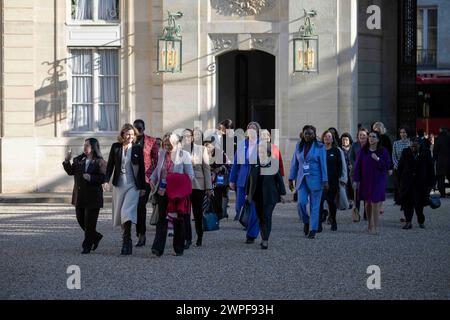 Participantes au Sommet des femmes Présidents des assemblées parlementaires (G-d) Tulia Ackson de Tanzanie, Yael Braun Pivet de France, Lindilla Nikolla d'Albanie, Barbel Bas d'Allemagne, Marcela Guerra Castillo du Mexique, Francina Armengol Socias d'Espagne, Celmira de Almeida do Sacramento de Sao Tomé-et-Prince, Catherine Gomezgani Hara du Malawi, Christine Harijaona Razanamahosa de Madagascar, Tangariki Reete de Kiribati, Esperanca Bias du Mozambique, Marketa Pekarova de République tchèque, Samdech Khuon Sudary du Cambodge posent pour une photo au Palais de l'Elysée i. Banque D'Images