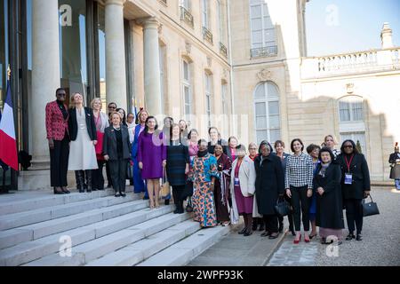 Participantes au Sommet des femmes Présidents des assemblées parlementaires (G-d) Tulia Ackson de Tanzanie, Yael Braun Pivet de France, Lindilla Nikolla d'Albanie, Barbel Bas d'Allemagne, Marcela Guerra Castillo du Mexique, Francina Armengol Socias d'Espagne, Celmira de Almeida do Sacramento de Sao Tomé-et-Prince, Catherine Gomezgani Hara du Malawi, Christine Harijaona Razanamahosa de Madagascar, Tangariki Reete de Kiribati, Esperanca Bias du Mozambique, Marketa Pekarova de République tchèque, Samdech Khuon Sudary du Cambodge posent pour une photo au Palais de l'Elysée i. Banque D'Images