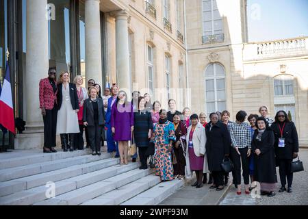 Participantes au Sommet des femmes Présidents des assemblées parlementaires (G-d) Tulia Ackson de Tanzanie, Yael Braun Pivet de France, Lindilla Nikolla d'Albanie, Barbel Bas d'Allemagne, Marcela Guerra Castillo du Mexique, Francina Armengol Socias d'Espagne, Celmira de Almeida do Sacramento de Sao Tomé-et-Prince, Catherine Gomezgani Hara du Malawi, Christine Harijaona Razanamahosa de Madagascar, Tangariki Reete de Kiribati, Esperanca Bias du Mozambique, Marketa Pekarova de République tchèque, Samdech Khuon Sudary du Cambodge posent pour une photo au Palais de l'Elysée i. Banque D'Images