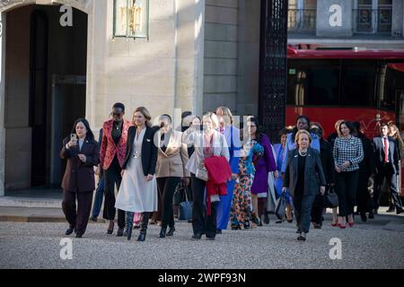 Participantes au Sommet des femmes Présidents des assemblées parlementaires (G-d) Tulia Ackson de Tanzanie, Yael Braun Pivet de France, Lindilla Nikolla d'Albanie, Barbel Bas d'Allemagne, Marcela Guerra Castillo du Mexique, Francina Armengol Socias d'Espagne, Celmira de Almeida do Sacramento de Sao Tomé-et-Prince, Catherine Gomezgani Hara du Malawi, Christine Harijaona Razanamahosa de Madagascar, Tangariki Reete de Kiribati, Esperanca Bias du Mozambique, Marketa Pekarova de République tchèque, Samdech Khuon Sudary du Cambodge posent pour une photo au Palais de l'Elysée i. Banque D'Images