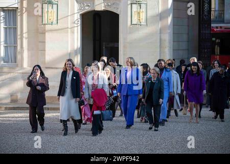 Participantes au Sommet des femmes Présidents des assemblées parlementaires (G-d) Tulia Ackson de Tanzanie, Yael Braun Pivet de France, Lindilla Nikolla d'Albanie, Barbel Bas d'Allemagne, Marcela Guerra Castillo du Mexique, Francina Armengol Socias d'Espagne, Celmira de Almeida do Sacramento de Sao Tomé-et-Prince, Catherine Gomezgani Hara du Malawi, Christine Harijaona Razanamahosa de Madagascar, Tangariki Reete de Kiribati, Esperanca Bias du Mozambique, Marketa Pekarova de République tchèque, Samdech Khuon Sudary du Cambodge posent pour une photo au Palais de l'Elysée i. Banque D'Images