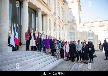 Participantes au Sommet des femmes Présidents des assemblées parlementaires (G-d) Tulia Ackson de Tanzanie, Yael Braun Pivet de France, Lindilla Nikolla d'Albanie, Barbel Bas d'Allemagne, Marcela Guerra Castillo du Mexique, Francina Armengol Socias d'Espagne, Celmira de Almeida do Sacramento de Sao Tomé-et-Prince, Catherine Gomezgani Hara du Malawi, Christine Harijaona Razanamahosa de Madagascar, Tangariki Reete de Kiribati, Esperanca Bias du Mozambique, Marketa Pekarova de République tchèque, Samdech Khuon Sudary du Cambodge posent pour une photo au Palais de l'Elysée i. Banque D'Images