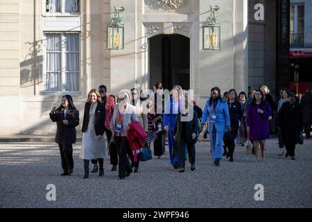 Participantes au Sommet des femmes Présidents des assemblées parlementaires (G-d) Tulia Ackson de Tanzanie, Yael Braun Pivet de France, Lindilla Nikolla d'Albanie, Barbel Bas d'Allemagne, Marcela Guerra Castillo du Mexique, Francina Armengol Socias d'Espagne, Celmira de Almeida do Sacramento de Sao Tomé-et-Prince, Catherine Gomezgani Hara du Malawi, Christine Harijaona Razanamahosa de Madagascar, Tangariki Reete de Kiribati, Esperanca Bias du Mozambique, Marketa Pekarova de République tchèque, Samdech Khuon Sudary du Cambodge posent pour une photo au Palais de l'Elysée i. Banque D'Images