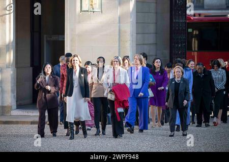 Participantes au Sommet des femmes Présidents des assemblées parlementaires (G-d) Tulia Ackson de Tanzanie, Yael Braun Pivet de France, Lindilla Nikolla d'Albanie, Barbel Bas d'Allemagne, Marcela Guerra Castillo du Mexique, Francina Armengol Socias d'Espagne, Celmira de Almeida do Sacramento de Sao Tomé-et-Prince, Catherine Gomezgani Hara du Malawi, Christine Harijaona Razanamahosa de Madagascar, Tangariki Reete de Kiribati, Esperanca Bias du Mozambique, Marketa Pekarova de République tchèque, Samdech Khuon Sudary du Cambodge posent pour une photo au Palais de l'Elysée i. Banque D'Images