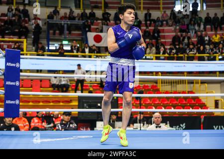 Tomoya Tsuboi (Bleu) du Japon vu lors du 1er tournoi qualificatif mondial Boxing Road to Paris combat entre Chandra Bahadur Thapa (Rouge) du Népal et Tomoya Tsuboi (Bleu) du Japon à E-Work Arena. Banque D'Images