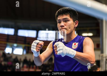 Tomoya Tsuboi (bleu) du Japon vu lors du 1er tournoi qualificatif mondial de boxe route vers Paris combat entre Chandra Bahadur Thapa (rouge) du Népal ( non représenté) et Tomoya Tsuboi (bleu) du Japon à E-Work Arena. Banque D'Images