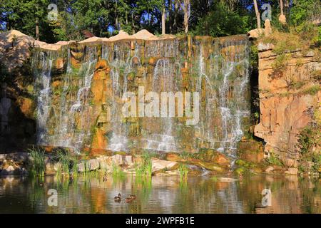 Pittoresque cascade coule parmi de grandes pierres dans le paysage au printemps. Belle cascade ukrainienne, parc Sofiyivka, Uman, Ukraine. Montagnes et nat Banque D'Images