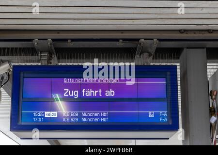 Streik der Lokführergewerkschaft GDL BEI der Deutschen Bahn Anzeigetafel am Bahnsteig Bitte nicht mehr einsteigen - Zug fährt ab . Nürnberg Bayern Deutschland *** grève des conducteurs de train union GDL at Deutsche Bahn panneau d'affichage sur le quai Veuillez ne plus embarquer le train part Nuremberg Bavière Allemagne 20240307-6V2A5557 Banque D'Images