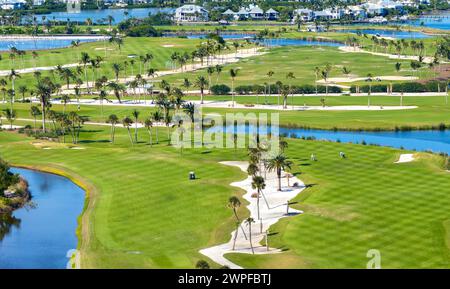 Vue aérienne du grand terrain de golf avec herbe verte à Boca Grande dans le sud-ouest de la Floride. Lieu pour les activités de plein air Banque D'Images