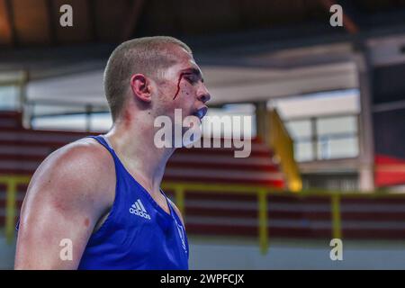 Busto Arsizio, Italie. 06 mars 2024. Dmytro Lovchynskyi (Bleu) de l'Ukraine vu lors du 1er tournoi qualificatif mondial de boxe route vers Paris combat entre Luka Pratljacic (Rouge) de Croatie et Dmytro Lovchynskyi (Bleu) de l'Ukraine à E-Work Arena. (Photo de Fabrizio Carabelli/SOPA images/Sipa USA) crédit : Sipa USA/Alamy Live News Banque D'Images