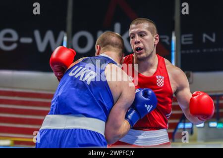 Busto Arsizio, Italie. 06 mars 2024. Luka Pratljacic (Rouge) de Croatie en action contre Dmytro Lovchynskyi (Bleu) d'Ukraine lors du 1er tournoi de qualification mondial Boxing Road to Paris combat entre Luka Pratljacic (Rouge) de Croatie et Dmytro Lovchynskyi (Bleu) d'Ukraine à E-Work Arena. (Photo de Fabrizio Carabelli/SOPA images/Sipa USA) crédit : Sipa USA/Alamy Live News Banque D'Images