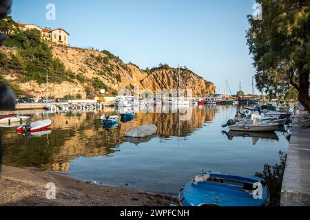 Petits bateaux et yachts amarrés sur le parc de la marina avec vue sur l'océan en Grèce. Banque D'Images