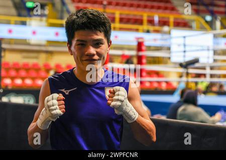 Tomoya Tsuboi (bleu) du Japon vu lors du 1er tournoi qualificatif mondial de boxe route vers Paris combat entre Chandra Bahadur Thapa (rouge) du Népal ( non représenté) et Tomoya Tsuboi (bleu) du Japon à E-Work Arena. (Photo Fabrizio Carabelli / SOPA images/SIPA USA) Banque D'Images