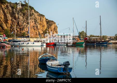 Petits bateaux et yachts amarrés sur le parc de la marina avec vue sur l'océan en Grèce. Banque D'Images