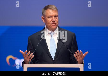 Bucarest, Roumanie. 7 mars 2024 : Klaus Iohannis, Président de la Roumanie, prononce un discours lors de la deuxième session plénière du Congrès du PPE 2024 le 7 mars à Bucarest. Le Parti populaire européen (PPE) rassemble 2000 participants de 44 pays pour organiser son Congrès 2024 les 6 et 7 mars 2024 à Bucarest avec un programme axé sur le manifeste politique du PPE, les préparatifs des élections du Parlement européen en juin et le choix du candidat principal du parti. Crédit : Lucian Alecu/Alamy Live News Banque D'Images