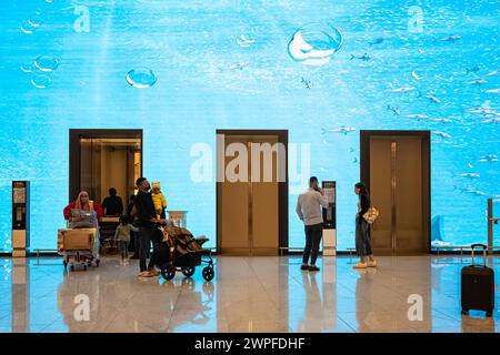 Intérieur de l'aéroport international d'Abu Dhabi. Abu Dhabi, Émirats arabes Unis, janvier 29 2024, Aéroport d'Abu Dhabi. Photo de voyage, espace de copie pour le texte Banque D'Images