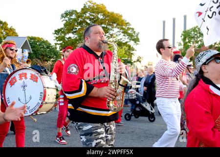 Une fanfare défilera dans une rue pendant le PRONK ! Festival de fanfare à Providence, Rhode Island, États-Unis Banque D'Images