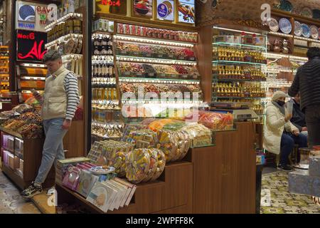 Produits colorés en vente au Spice (égyptien) Bazaar à Istanbul, Turquie Banque D'Images