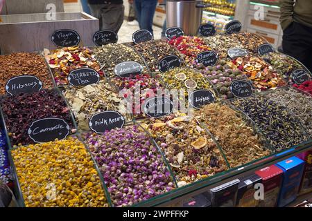 Produits colorés en vente au Spice (égyptien) Bazaar à Istanbul, Turquie Banque D'Images