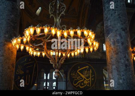 L'éclairage magnifique et complexe à l'intérieur de Hagia Sofia, Sultanamet, Istanbul, Turquie Banque D'Images