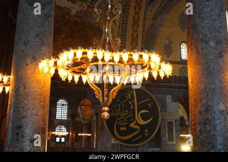 L'éclairage magnifique et complexe à l'intérieur de Hagia Sofia, Sultanamet, Istanbul, Turquie Banque D'Images