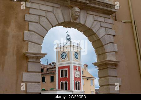 Balbis arc avec tour de l'horloge de la ville à côté de la place Tito à Rovinj Croatie . Banque D'Images