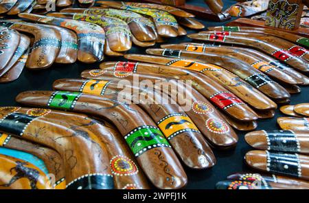 Melbourne, Australie, février 2018 - Une exposition de boomerangs aborigènes à vendre au Queen Victoria Market, Melbourne, Australie Banque D'Images