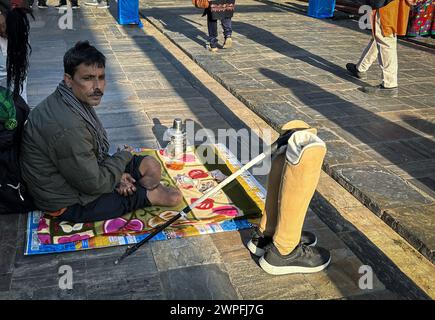 Katmandou, Bagmati, Népal. 7 mars 2024. Une personne handicapée supplie les dévots visitant le temple Pashupatinath avant le festival Maha Shivaratri à Katmandou, Népal, le 7 mars 2024. Maha Shivaratri est un festival majeur dans l'hindouisme célébré chaque année en l'honneur du Seigneur Shiva.Maha Shivaratri qui peut être traduit en ''grande nuit du Seigneur Shiva'' marque la nuit où il s'est recréé avec des pouvoirs divins. (Crédit image : © Sunil Sharma/ZUMA Press Wire) USAGE ÉDITORIAL SEULEMENT! Non destiné à UN USAGE commercial ! Banque D'Images