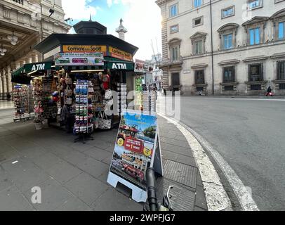 ROM, Italie. 07 mars 2024. Magasin de souvenirs, anciennement kiosque à journaux, dans le centre historique de Rome. Crédit : Christoph Sator/dpa/Alamy Live News Banque D'Images