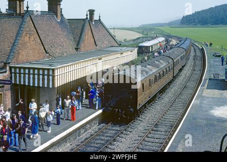 Train à la gare de Weybourne sur North Norfolk Heritage Railway en 1978, Weybourne, Norfolk Banque D'Images