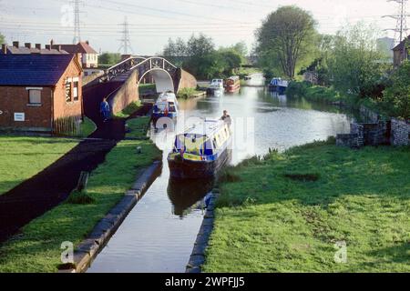 Bateau étroit à Hawkesbury Junction sur les canaux Oxford et Coventry en 1979, Hwkwsbury, Warwickshire Banque D'Images