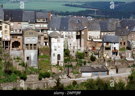 Rangée de maisons à plusieurs étages vue de l'arrière en 1980, Wiltz, Luxembourg Banque D'Images