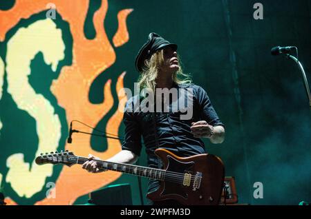 Nicke Andersson des Hellacopters se produisant au Release Athens Festival à Plateia Nerou / Grèce, juillet 2022 Banque D'Images