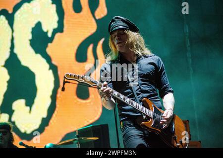 Nicke Andersson des Hellacopters se produisant au Release Athens Festival à Plateia Nerou / Grèce, juillet 2022 Banque D'Images