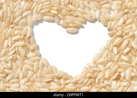 Un tas de riz en forme de cœur, symbolisant l'amour, l'unité et l'espoir. Les céréales, diversifiées et saines, reflètent la solidarité mondiale. Soins, santé et nutrition, favorisant un sentiment d'harmonie et de charité. Banque D'Images
