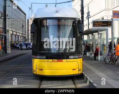 BERLIN, ALLEMAGNE-27 FÉVRIER 2015 : Modern Yellow Berlin Tram partant après avoir ramassé les gens à Alexanderplatz Stop Banque D'Images