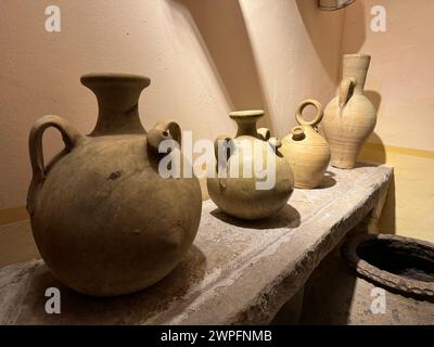 Quatre cruches en argile différentes appelées botijo en espagnol. Un pot de boue traditionnel utilisé pour garder l'eau fraîche à l'intérieur. Banque D'Images